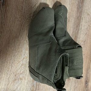 Tom’s boot wraps. Beautiful shoes. Worn a few times